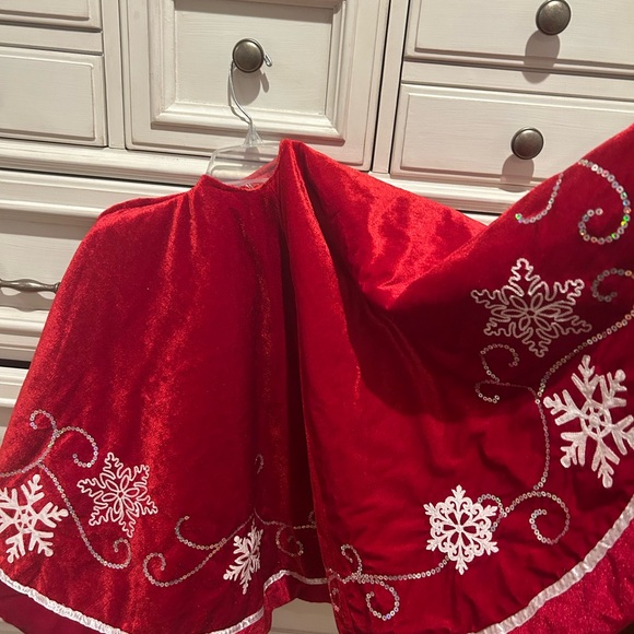 Snowflake Christmas Tree Skirt - Picture 5 of 6